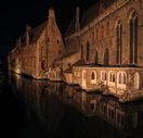 SX30169-70 Memling in Sint-Jan church at night.jpg